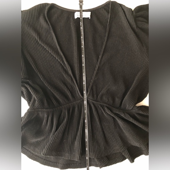 Urban Outffitters Cropped V-necked blouse in black ✨ - Picture 3 of 7